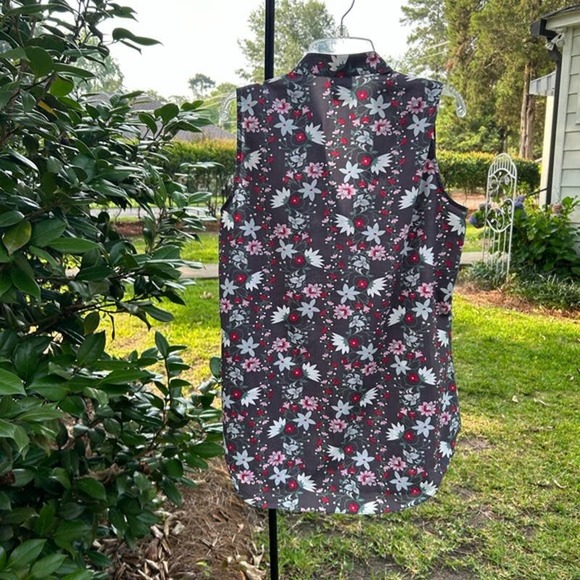 CAbi Floral Sleeveless Blouse - Black and Pink - Picture 6 of 6